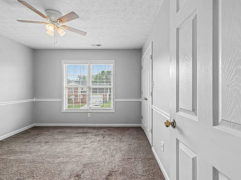 209 Lansing Ct — Photo 35