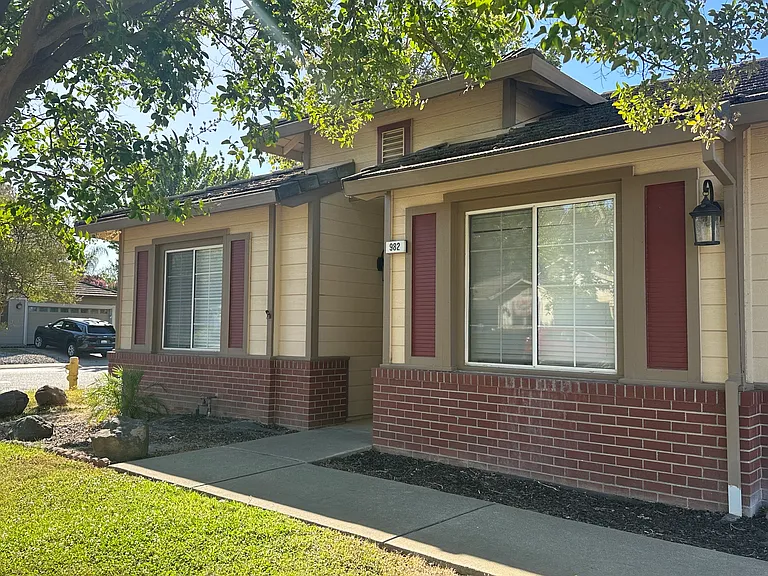 982 Colmore Way — Photo 3
