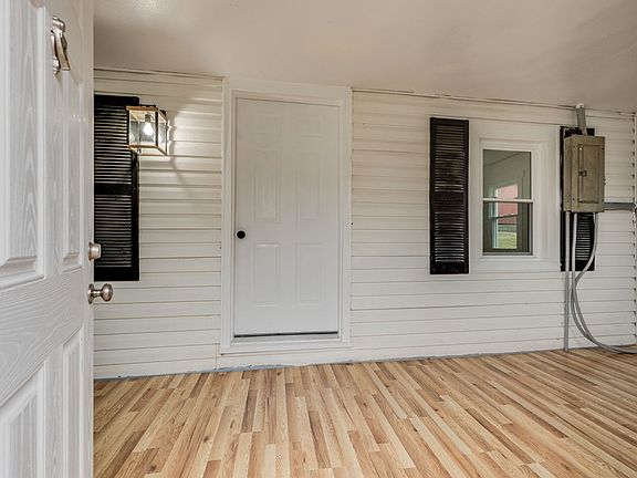 2nd image of 121 Golden Rd