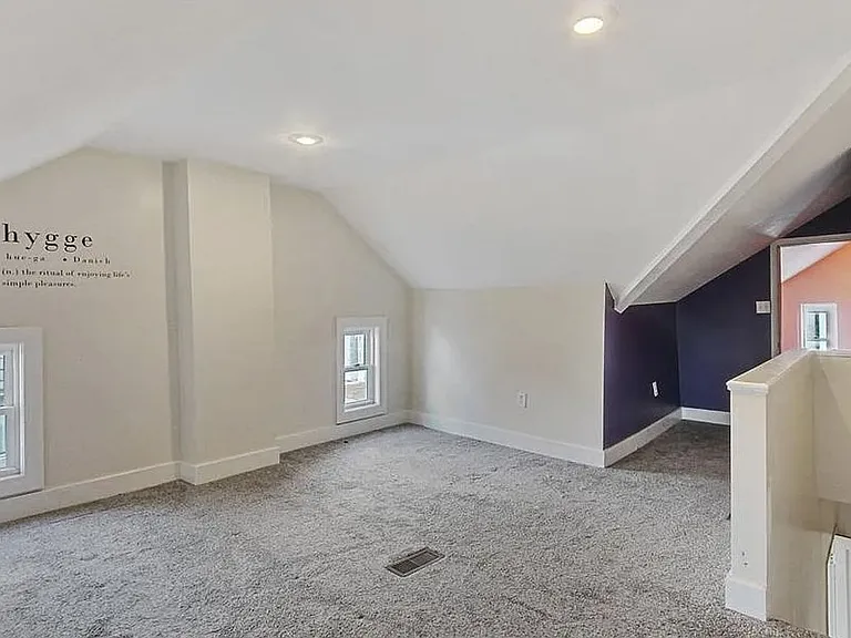 216 W Broadway — Photo 15