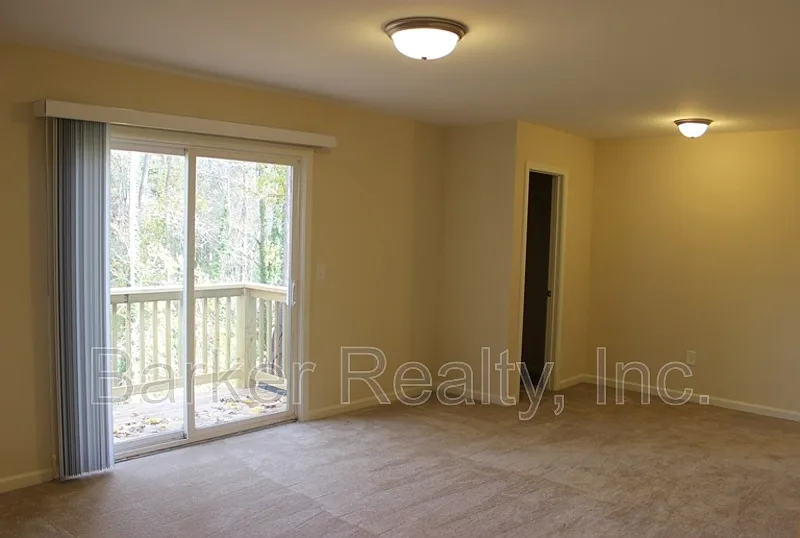 2 bed, 1.0 bath, 920 sqft, $1,200 — Photo 2