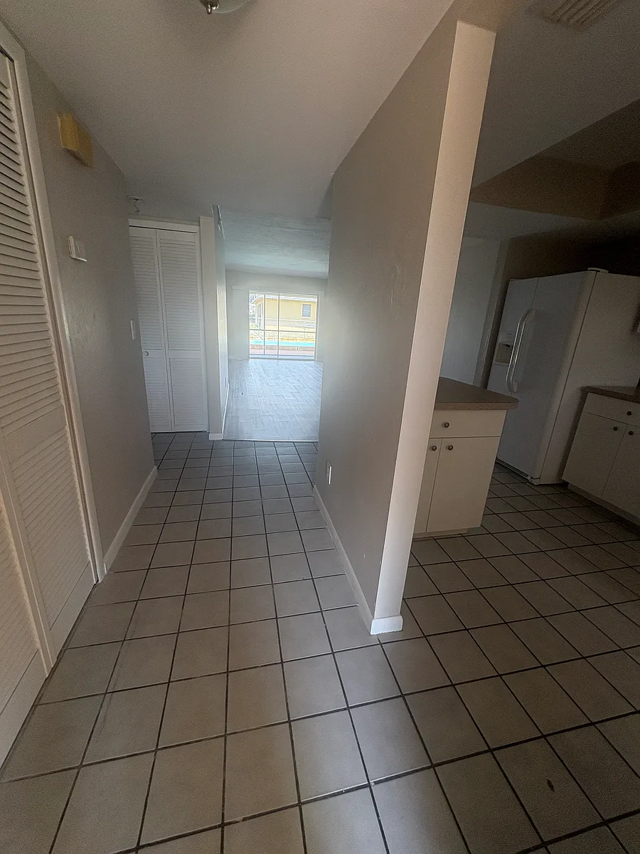 Building Photo - 706 SE 13th Ct #D