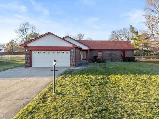 320 Park Forest Dr E, Whiteland, IN 46184