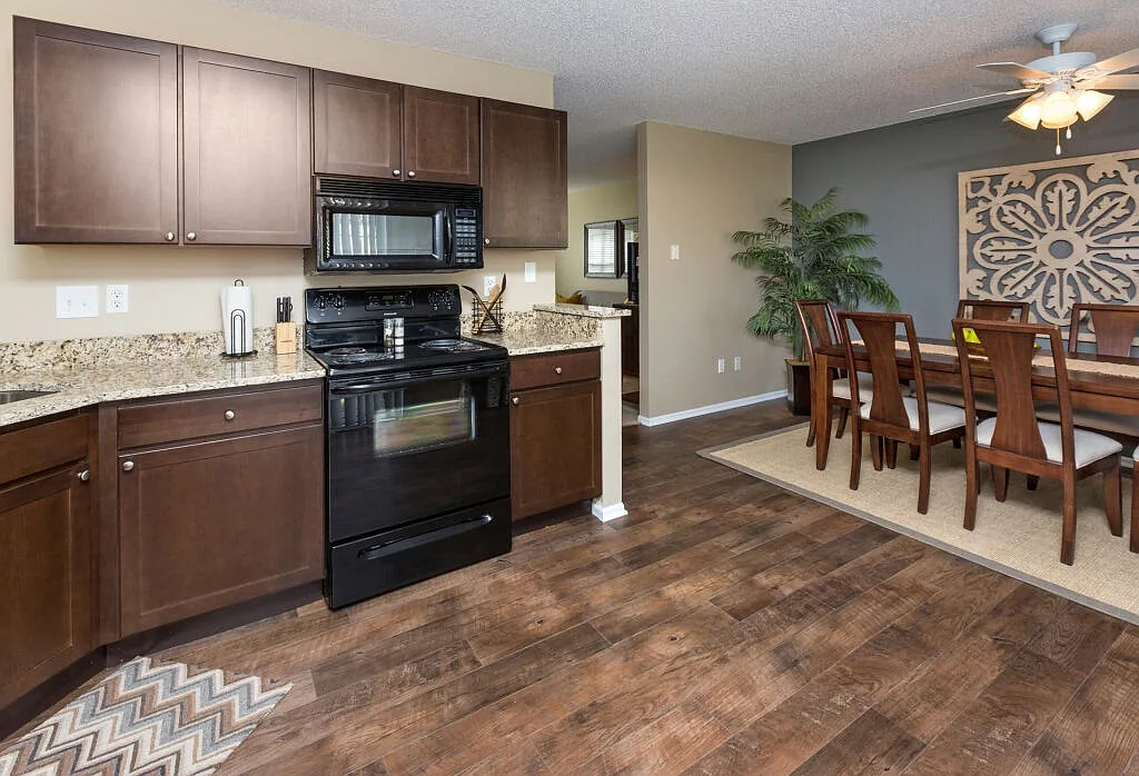Ashworth Pointe & Foxboro Townhomes — Photo 4