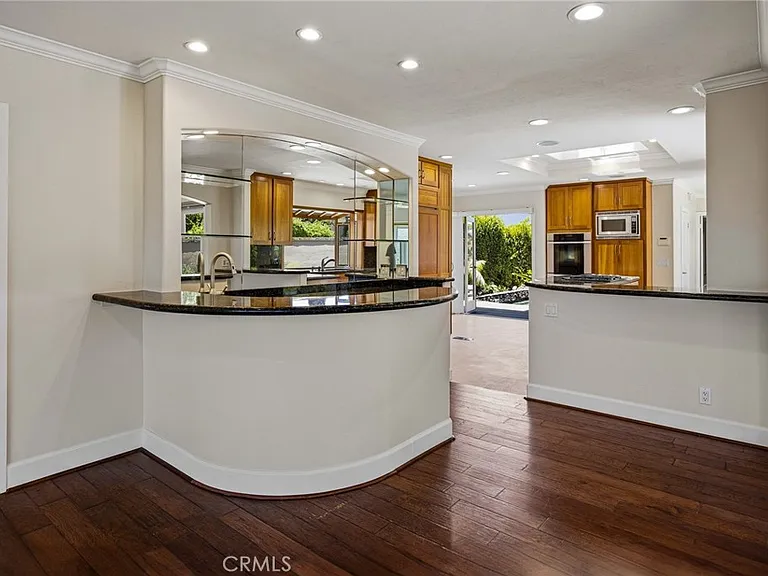 1840 Temple Hills Dr — Photo 14