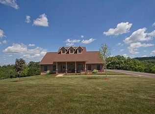 8096 Southern Hills Cir, Dubuque, IA 52003