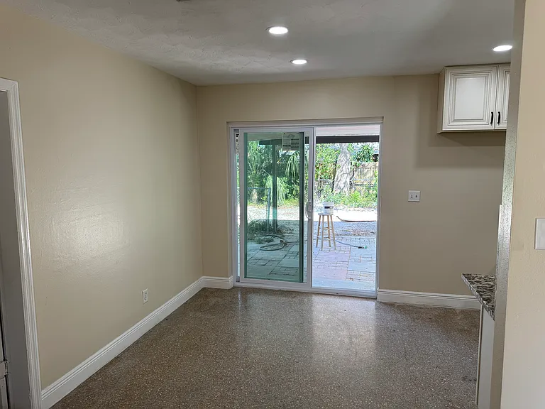 10715 N Dixon Ave — Photo 7