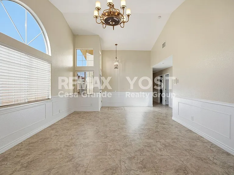 2094 N Sweetwater Dr — Photo 2