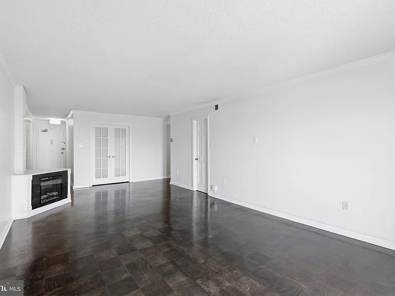 1300 Army Navy Dr #916 — Photo 2