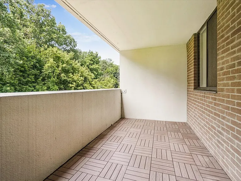 2121 Rathburn Rd E — Photo 11