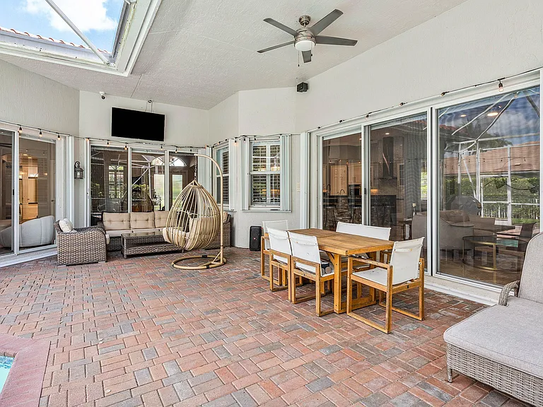 4675 Manderly Dr — Photo 24
