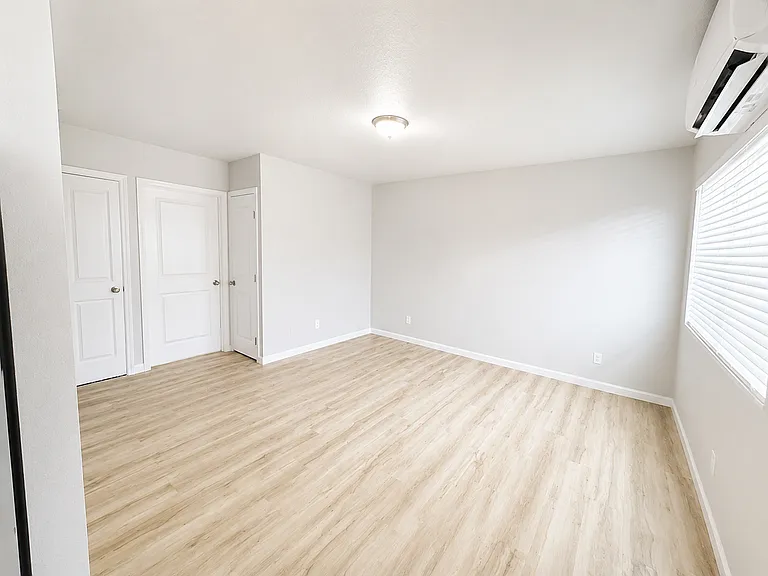 340 Ahlers Ave N — Photo 4