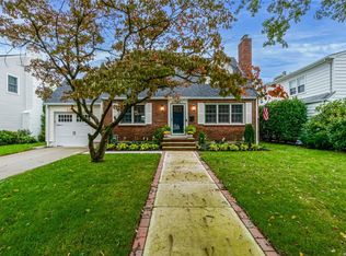130 Pine St, Garden City, NY 11530
