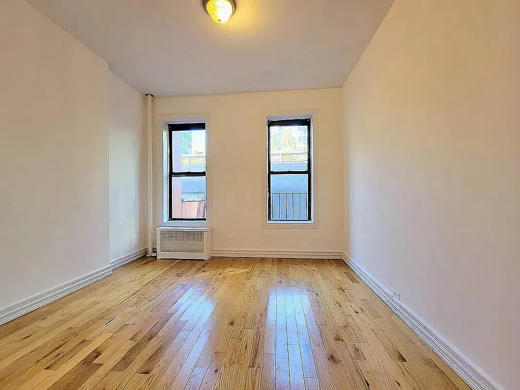 299 10th Avenue — Photo 2