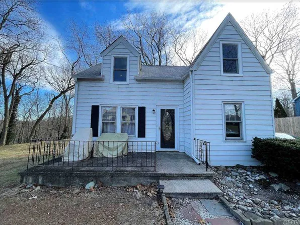 47 Tuscarora Dr, Centerport, NY 11721
