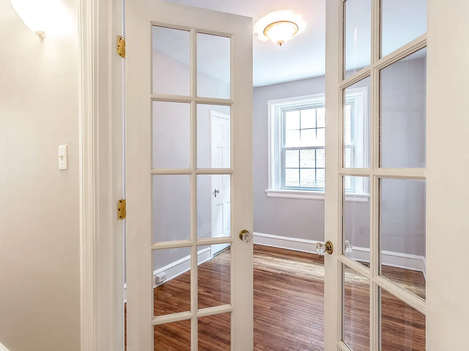 2 bed, 880 sqft, $1,900 — Photo 1