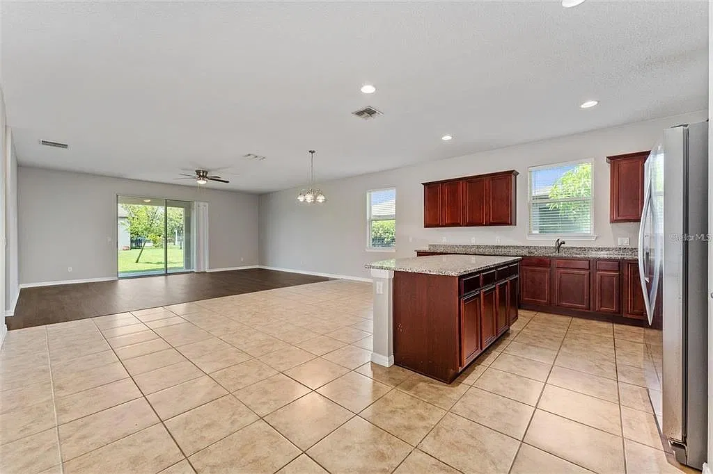 4 bed, 2.0 bath, 2144 sqft, $2,650 — Photo 4
