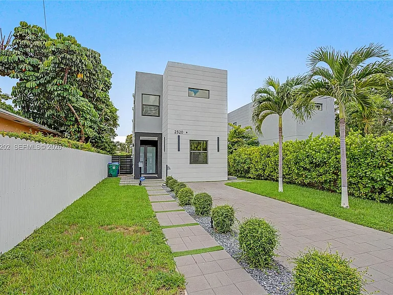 2320 SW 14th St — Photo 2