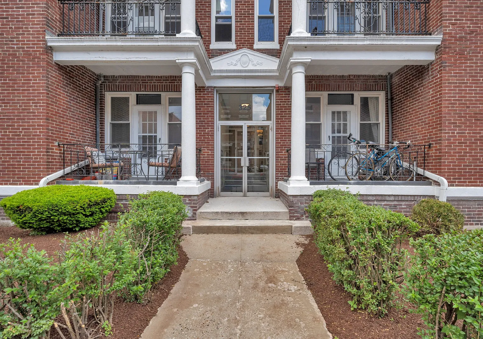 Charming 2 Bedroom — Photo 3