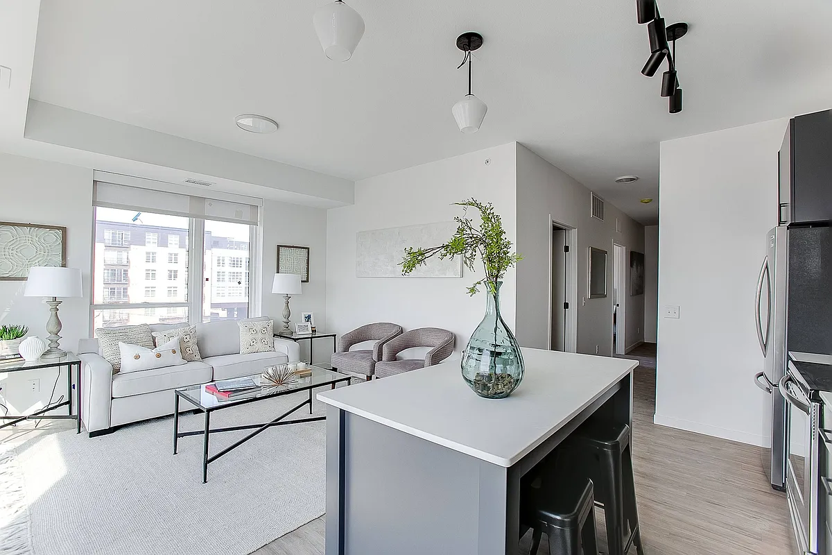 2227-University-Ave-W-Portfolio-010 - Midline Apartments