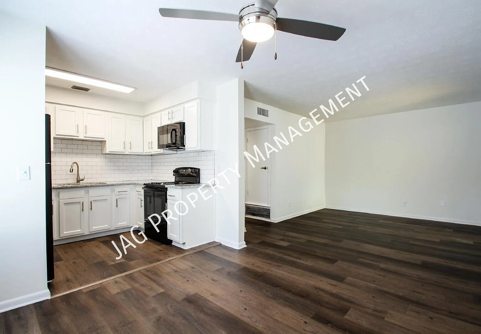 "Charming 2-Bedroom Haven at 1435 Smith Street Your Cozy Retreat in Orange Park!" — Photo 2