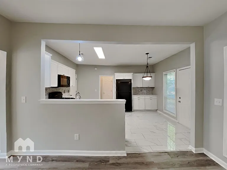 1557 Silver Ridge Dr SW — Photo 3