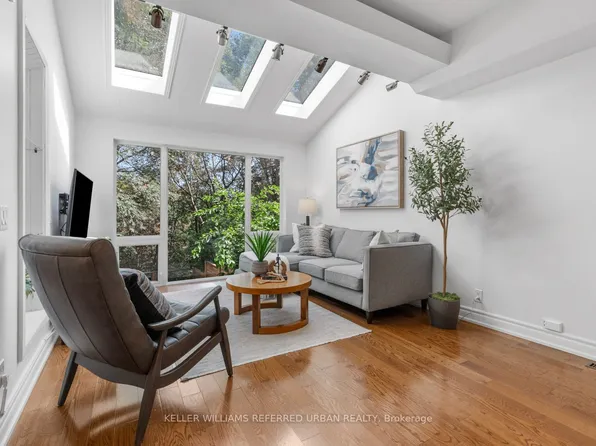 109 Kennedy Ave, Toronto, ON M6S 2X8