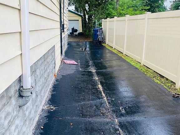 2nd image of 109 Hill St #109