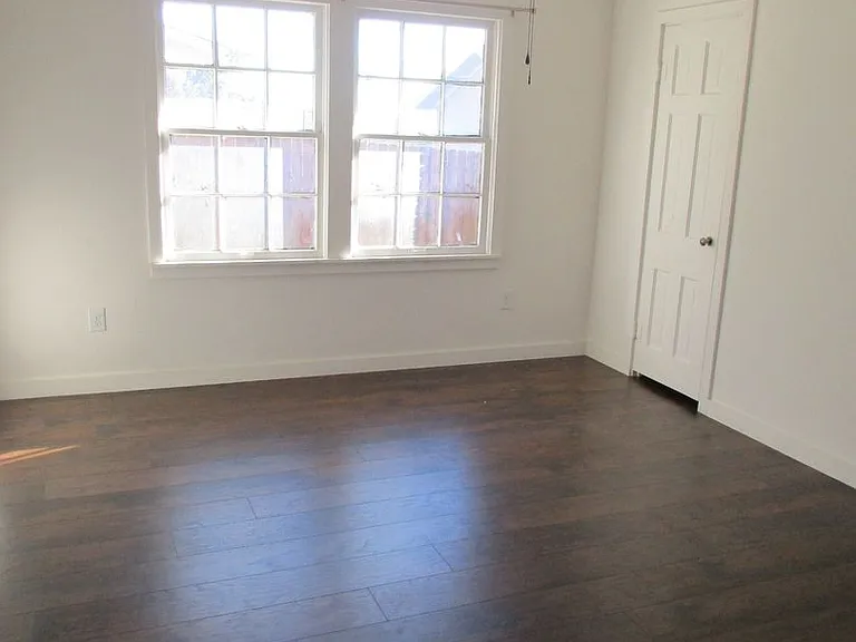 604 S Spring St — Photo 22