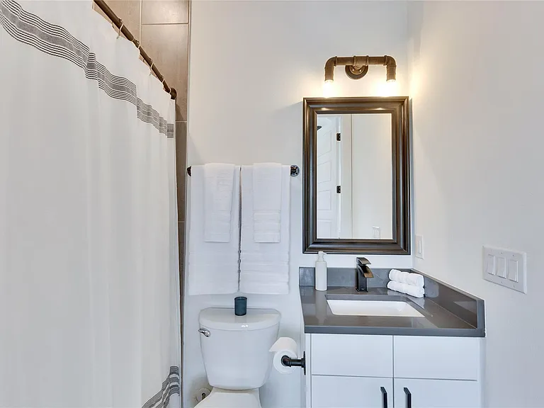 808 E Lydia St — Photo 36