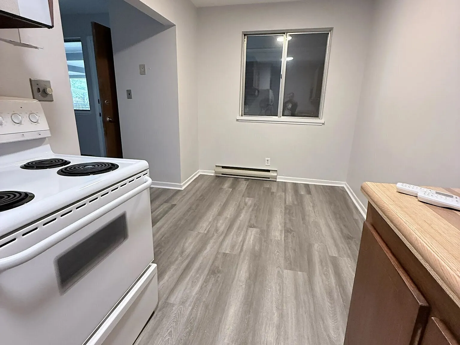 Spacious 1 Bdrm, 1 Bath Suites In East Windsor! Plus Hydro — Photo 3