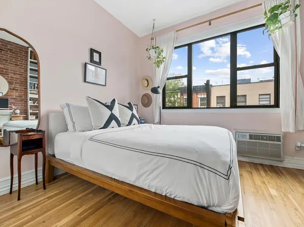 252 West 20th Street 3B image 2 of 7
