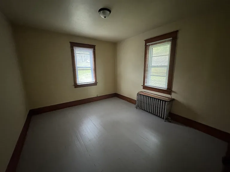637 Montclair Ave — Photo 9