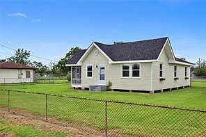 3 bed, 1.0 bath, 1176 sqft, $1,600 — Photo 2