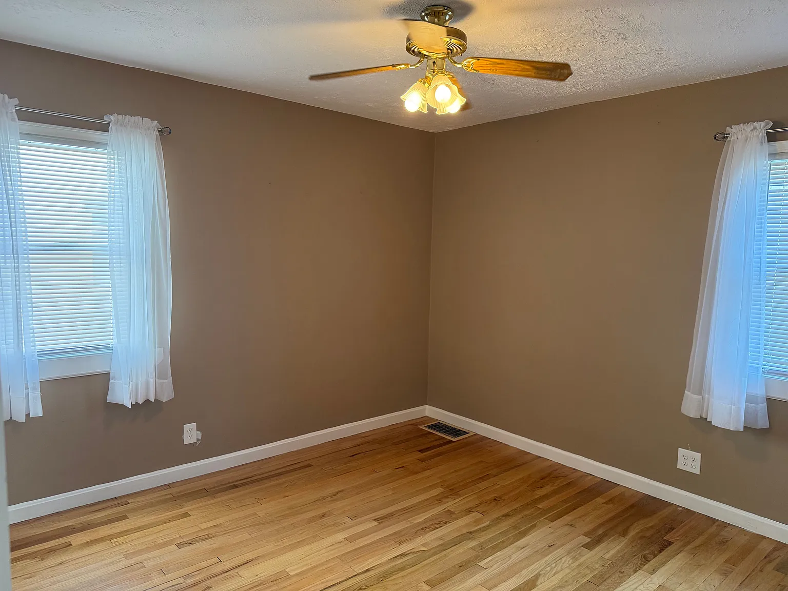 3 bed, 2.0 bath, 2164 sqft, $2,200 — Photo 4