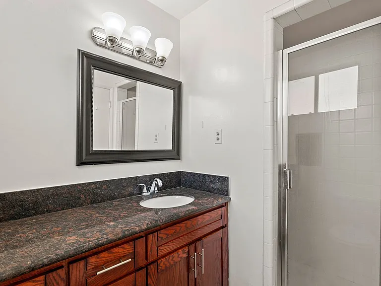 Spacious 2-Bedroom Apartment in Prime Location! One month free — Photo 15