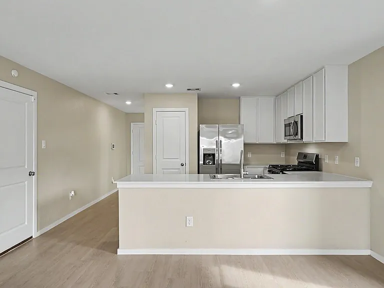 21154 Vercelli St — Photo 7