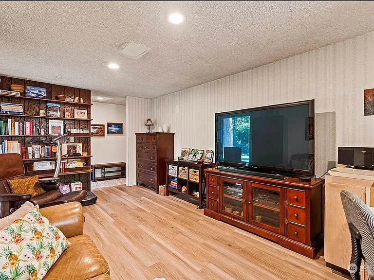 9004 171st Ave NE — Photo 3