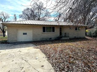 1715 Horseshoe Dr, Springdale, AR 72762