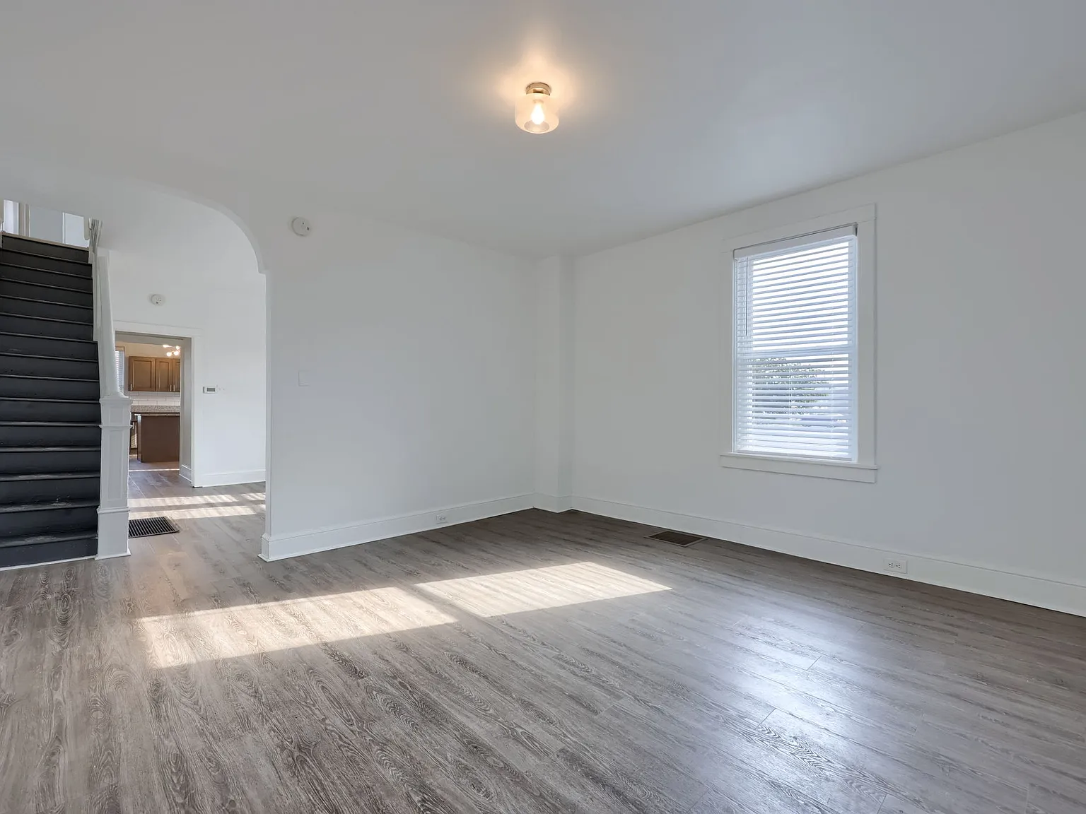 4 bed, 1.5 bath, 1600 sqft, $2,300 — Photo 2