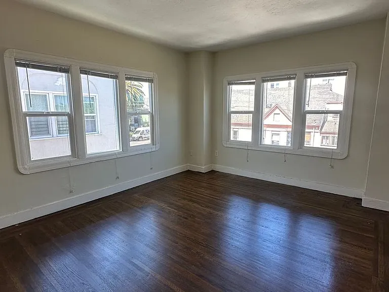 1009 E 22nd St — Photo 6