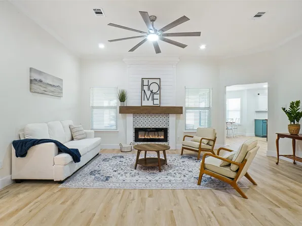 302 Robins Way, Granbury, TX 76048