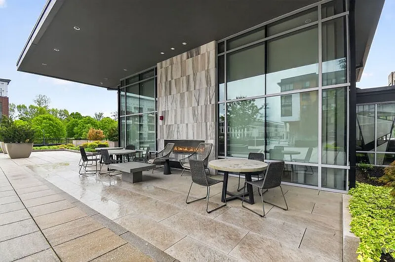 1 bed, 1.0 bath, 737 sqft, $2,450 — Photo 3