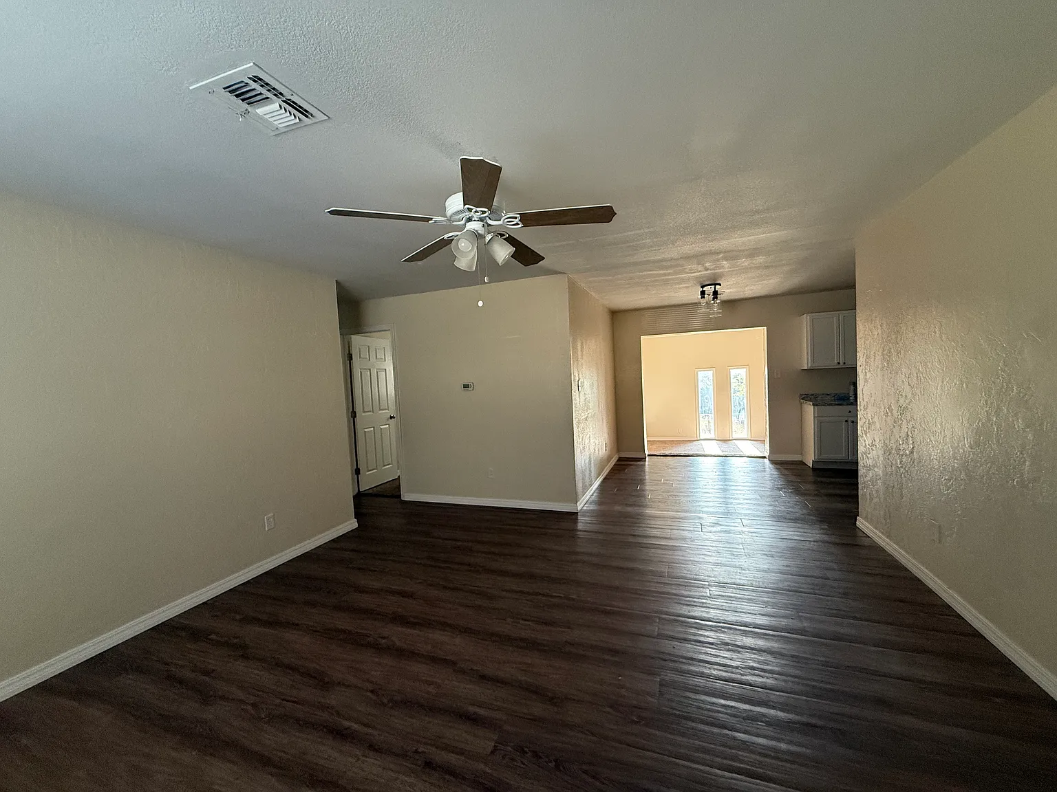 3 bed, 1.5 bath, 1440 sqft, $1,100 — Photo 2