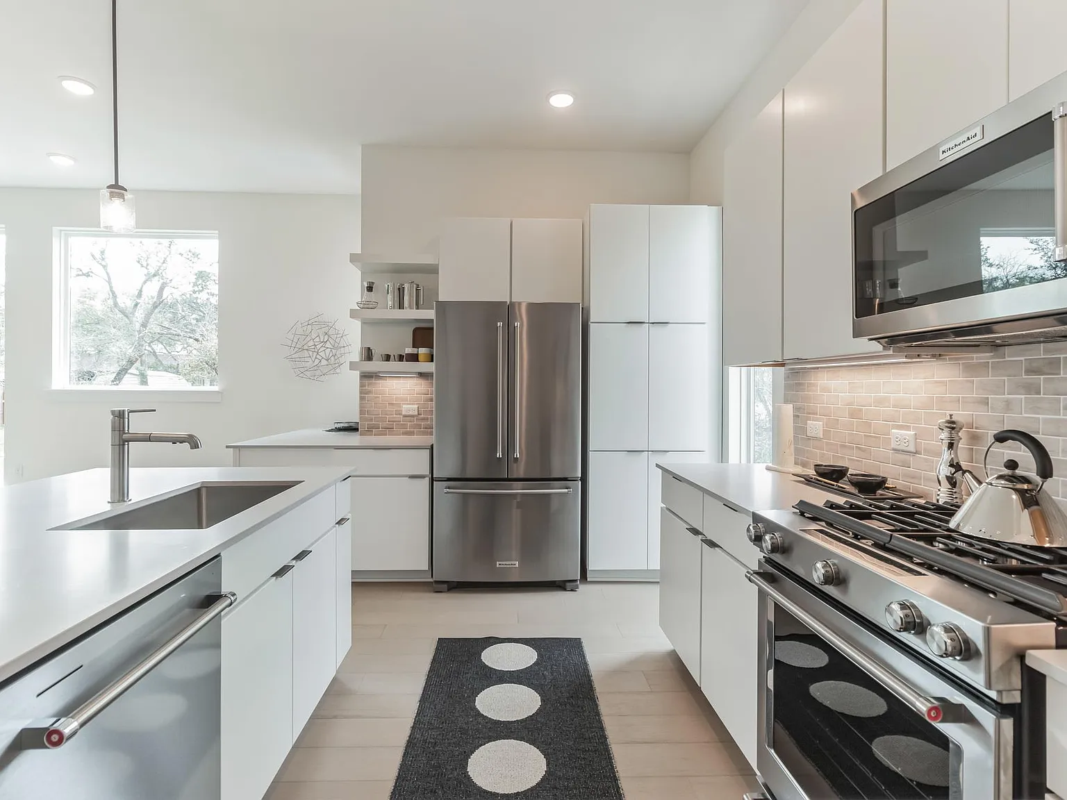 3 bed, 3.5 bath, 2077 sqft, $3,900 — Photo 3