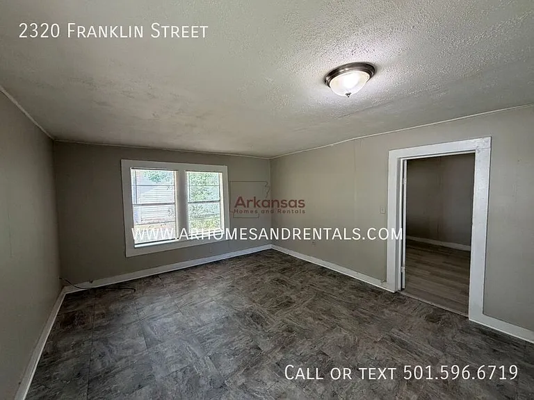 2320 Franklin St — Photo 3