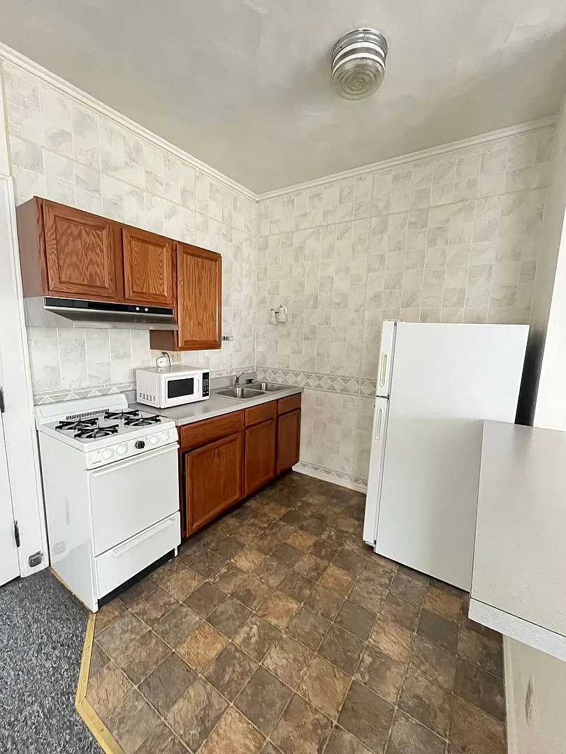 230 West 9th Street — Photo 4