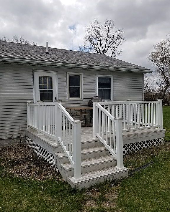 Vinyl deck off utility rm