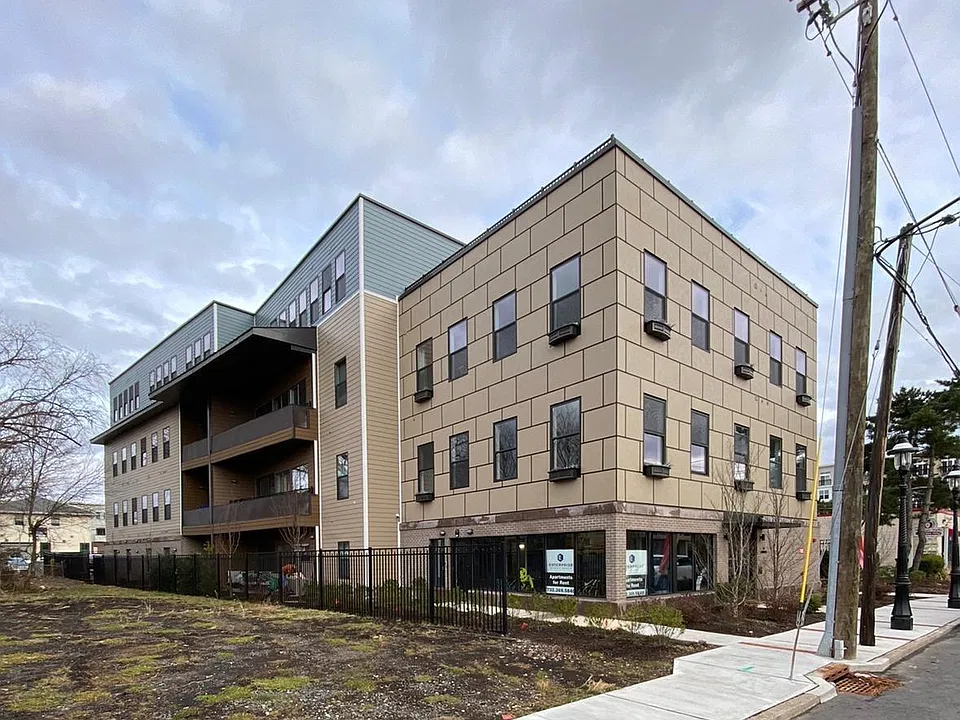 22 Center St #203