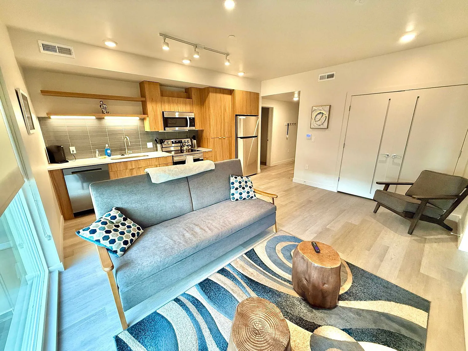 2 bed, 2.0 bath, 990 sqft, $5,982 — Photo 2